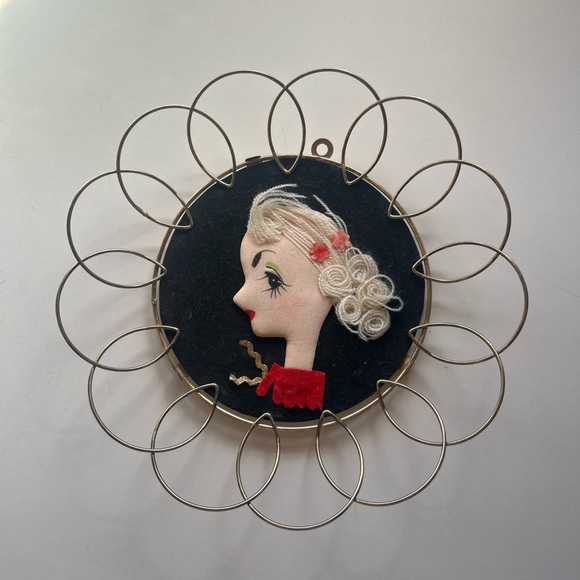 Vintage Wire Frame Portraits with Black Background - Picture 3 of 4